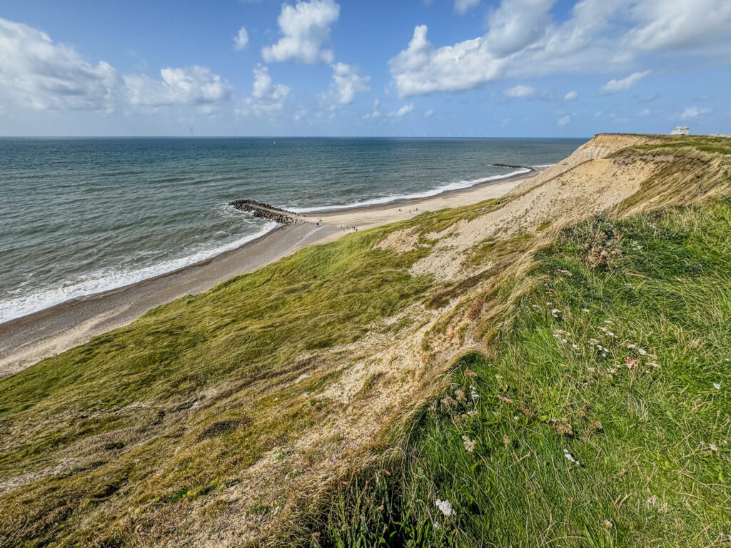 An Dänemarks Westküste entlang befinden sich endlose Strände, hier der Strand unterhalb des Bovbjerg Fyr