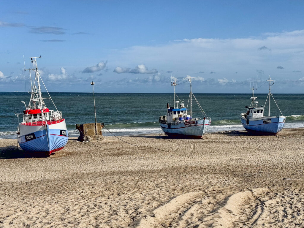 Ein beliebtes Fotomotiv sind die Fischerboote am Hafen von Vorupør