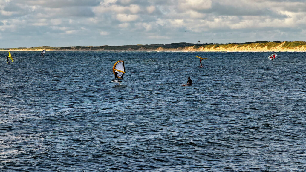 Kitesurfer und andere Wassersportler tummeln sich hier - es erinnert an Hawaii