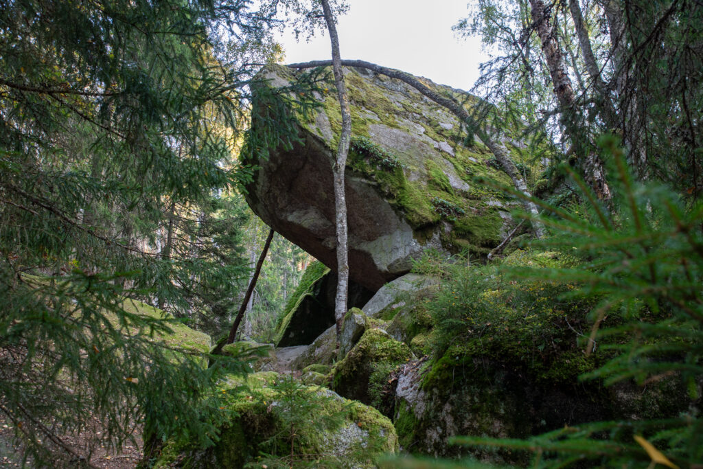 Tivedens Nationalpark, seit dem 19. Jahrhundert ist der Stenällan Magnet für Touristen. Eine magische Felsgrotte stand hier in Moos und Flechten gekleidet.