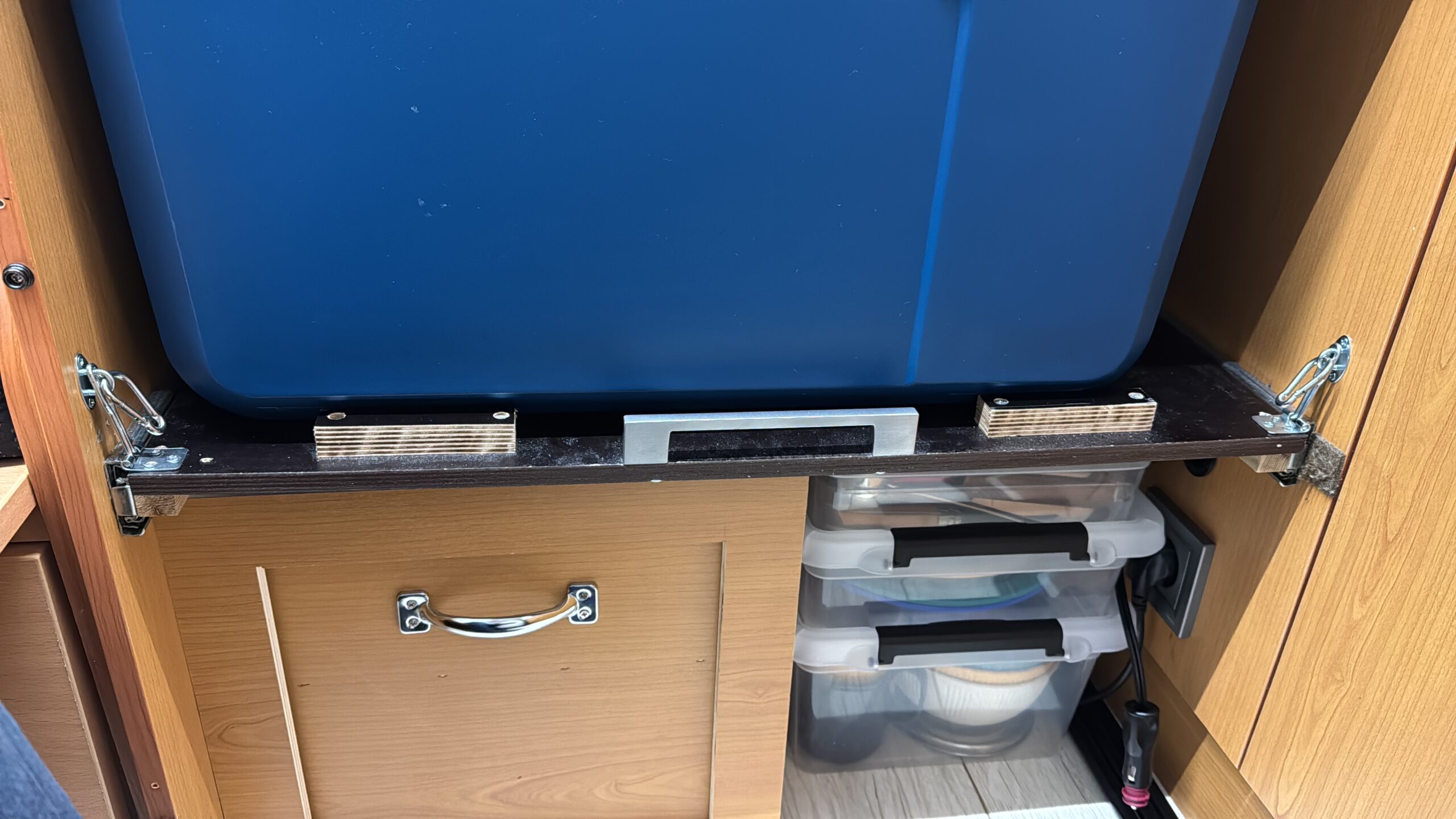 Sicherung für die Schwerlastauszüge unter der Kühlbox.