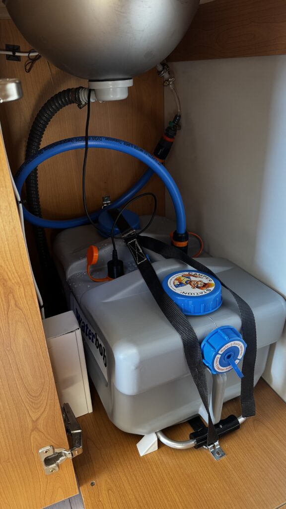Der WaterBob von CamperStation passt perfekt und kann als Außendusche genutzt werden.