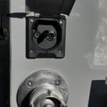 Außen: Serviceklappe und Stroz-C Anschluss