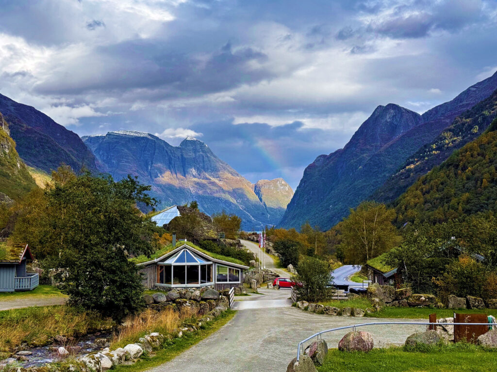 Melkevoll Bretun Camping am Morgen mit Blivk in Richtung Oldedalen