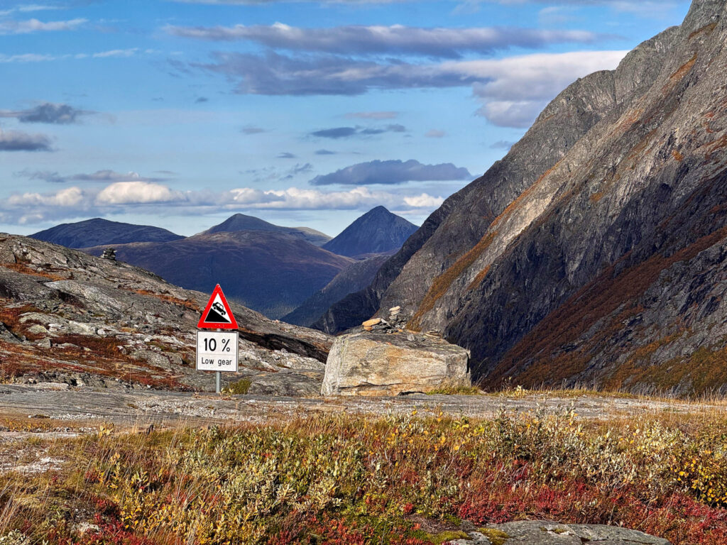 Trollstigen, da geht es ganz schön bergab!