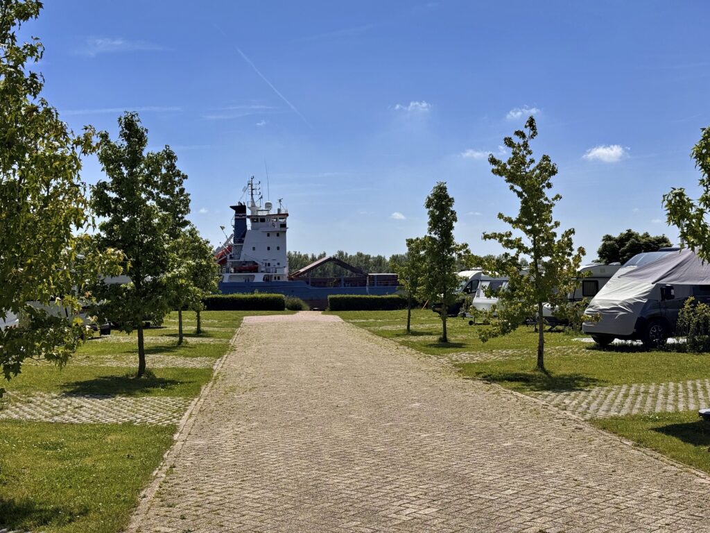 Ein Containerschiff fährt de Oude Maas entlang