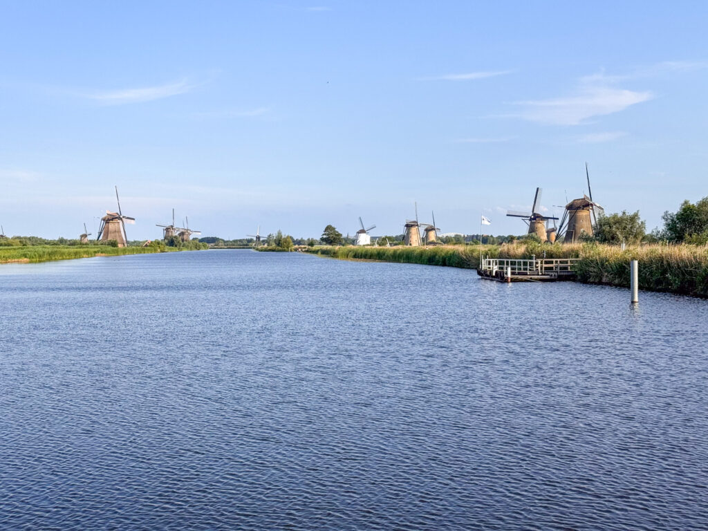 Kinderdijk Aussicht vom Museum aus auf die Mühlen, rechts die Nederwaard, links die Overwaard Mühlen
