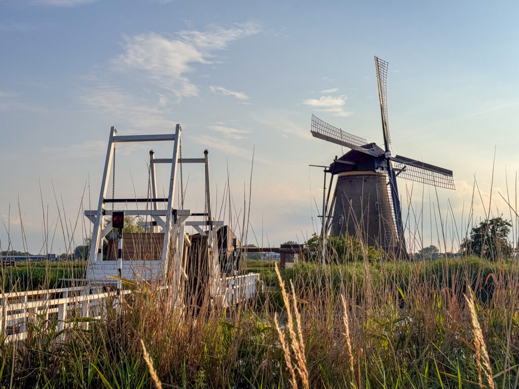 Kinderdijk - die Nederwaard Mühle und Molenkade Zugbrücke